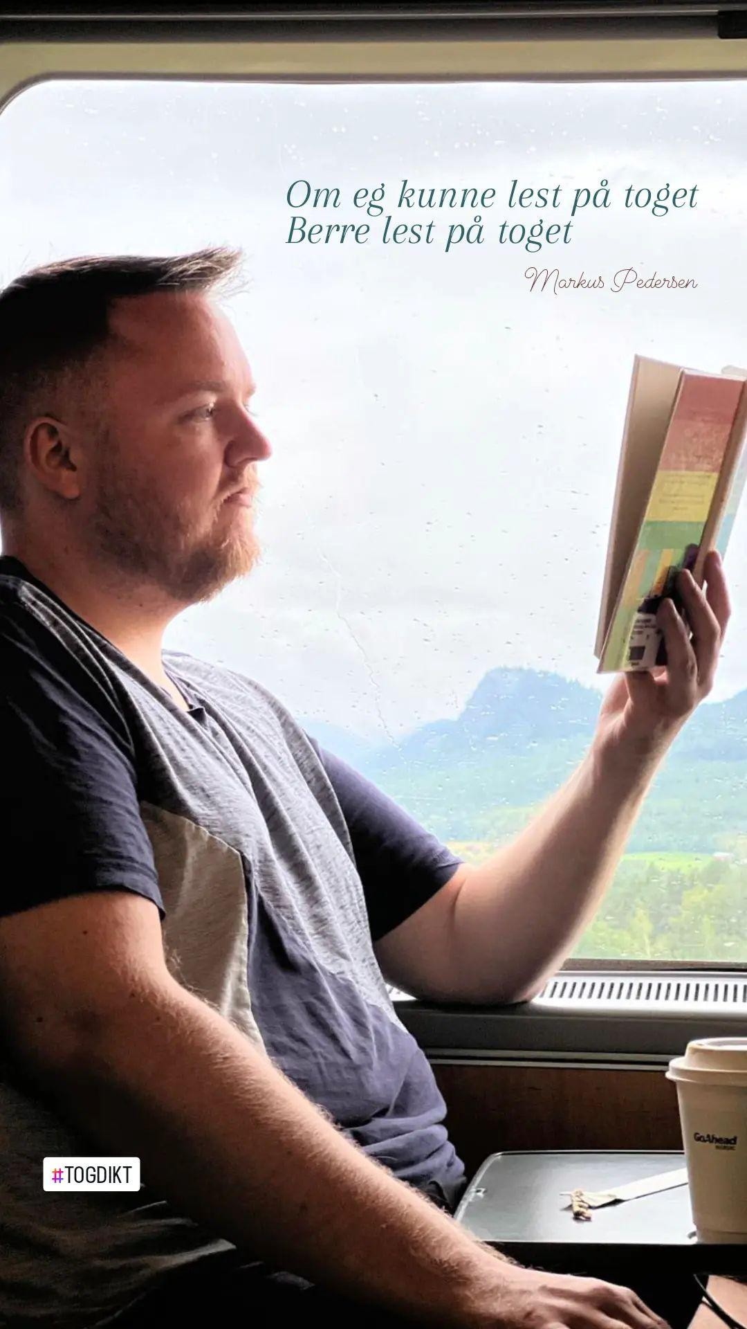 @markus@skvip.lol sitt på eit tog og les i ei fargerik bok. Ut vindauget kan grøne engar og nokre fjell bli sett.

Ein kopp kaffi på bordet.

Det er tekst over biletet.
«Om eg kunne lest på toget 
Berre lest på toget 
Markus Pedersen»