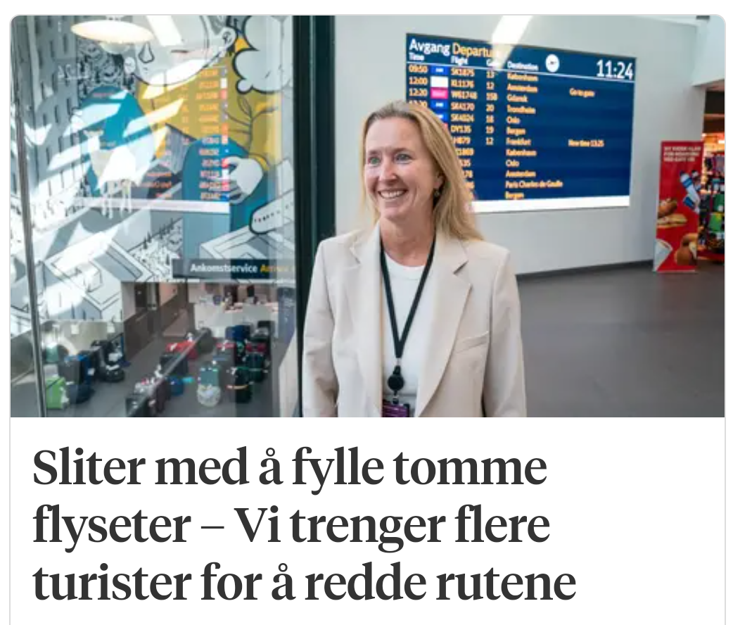 Skjermdump frå Stavanger Aftenblad.

Bilete av smilande kvinne på ein flyplass. Ser ut som ein tilsett.

Overskrift:
«Slit med å fylle tomme flyseter — Me treng fleire turistar for å redde rutane»