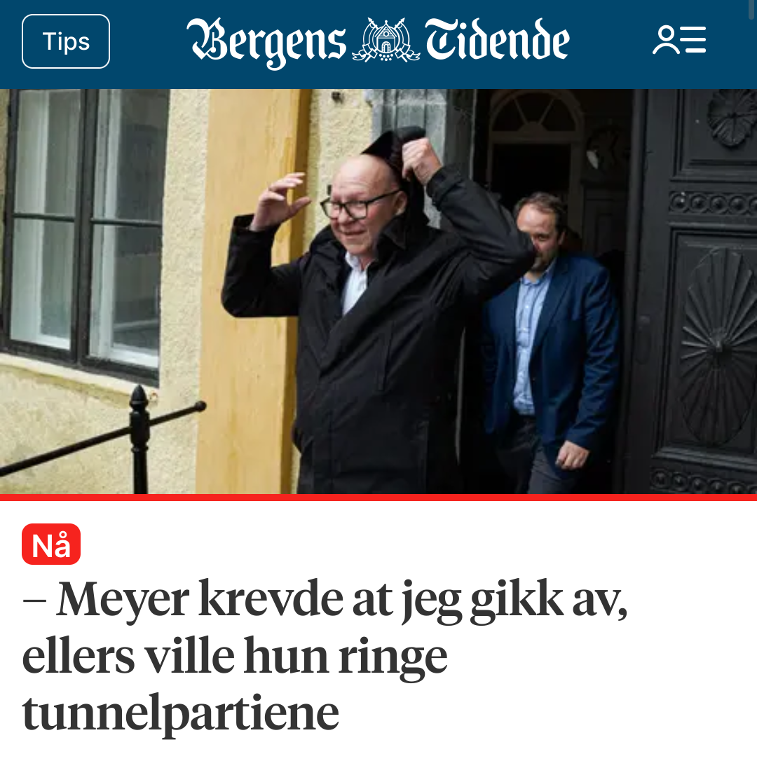 Skjermdump frå Bergens Tidende sine vevsidar.

Bilete av Bergens byrådsleder Rune Bakervik på veg ut av eitt bygg. Han tek på seg hetta på regnjakka.

Overskrift:
« – Meyer krevde at jeg gikk av, ellers ville hun ringe tunnelpartiene»