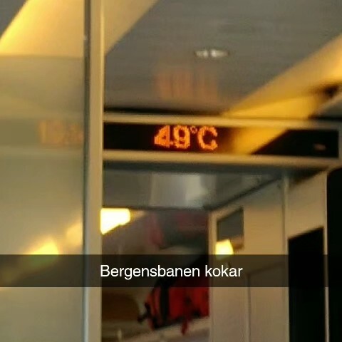 Bilete av digital informasjonstavle inne på Bergensbanen. Den visar «49°C» (49 gradar celsius). 

Under er tekst lagt på i Snapchat. «Bergensbanen kokar»

Biletet er kornete grunna dårleg oppløysning.